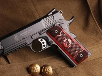 1911 Govt. Classic Panel Super Rosewood Spanish Diamond/Stipple with NRA Eagle